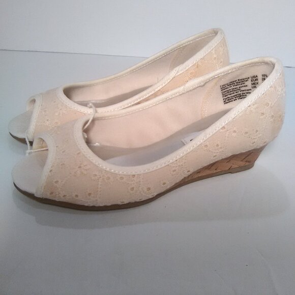 American Eagle Kids/Little Girls Wedge Heel Shoes Color Cream Size 10 1/… - Picture 8 of 9